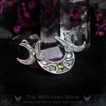 Collier triple lune avec roses et péridot, symbole de la triple déesse, bijou mystique fait main