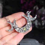 Collier triple lune avec roses et péridot, symbole de la triple déesse, bijou mystique fait main