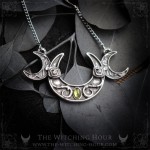 Collier triple lune avec roses et péridot, symbole de la triple déesse, bijou mystique fait main