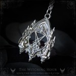 Pendentif sigil de Lucifer dans une cathédrale gothique entouré de gargouilles