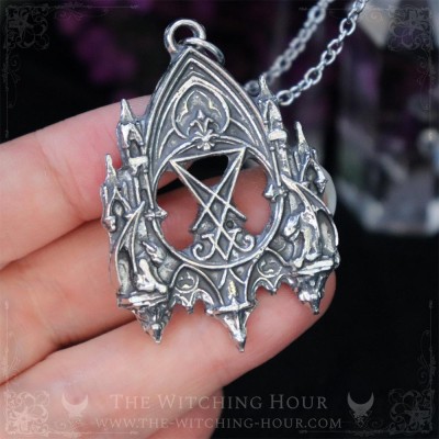 Pendentif sigil de Lucifer dans une cathédrale gothique entouré de gargouilles