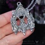 Pendentif sigil de Lucifer dans une cathédrale gothique entouré de gargouilles