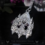 Pendentif sigil de Lucifer dans une cathédrale gothique entouré de gargouilles