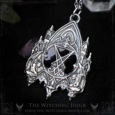 Pendentif sigil de Lucifer dans une cathédrale gothique entouré de gargouilles