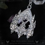 Pendentif sigil de Lucifer dans une cathédrale gothique entouré de gargouilles