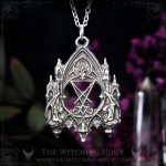 Pendentif sigil de Lucifer dans une cathédrale gothique entouré de gargouilles