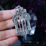Pendentif arche gothique entourée de deux gargouilles et de feuilles de lierre, bijou gothique vampire