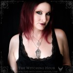 Pendentif arche gothique entourée de deux gargouilles et de feuilles de lierre, bijou gothique vampire