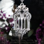 Pendentif arche gothique entourée de deux gargouilles et de feuilles de lierre, bijou gothique vampire