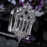 Pendentif arche gothique entourée de deux gargouilles et de feuilles de lierre, bijou gothique vampire