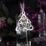 Pendentif triquetra celtique entouré de feuilles et orné d'une labradorite, bijou fait main ésotérique