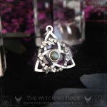 Pendentif triquetra celtique entouré de feuilles et orné d'une labradorite, bijou fait main ésotérique