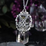 Pendentif sigil de Lucifer gothique avec pentagramme et feuilles entrelacées, bijou mystique fait main.