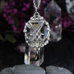 Pendentif sigil de Lucifer gothique avec pentagramme et feuilles entrelacées, bijou mystique fait main.