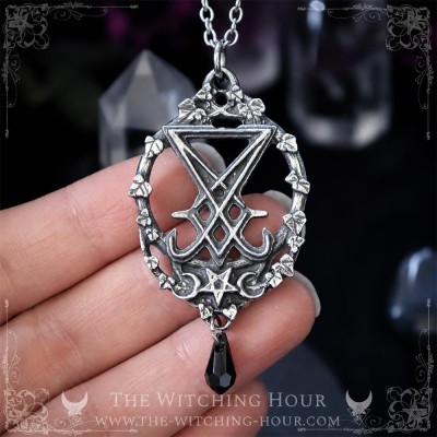 Pendentif sigil de Lucifer gothique avec pentagramme et feuilles entrelacées, bijou mystique fait main.