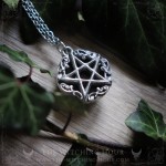 Pendentif pentacle en obsidienne oeil céleste, bijou mystique fait main en étain couleur argent
