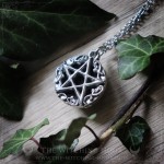 Pendentif pentacle en obsidienne oeil céleste, bijou mystique fait main en étain couleur argent