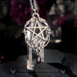 Pendentif pentacle elfique avec goutte colorée, bijou ésotérique fait main inspiré de l'occultisme et du mysticisme