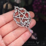 Pendentif pentacle elfique avec goutte colorée, bijou ésotérique fait main inspiré de l'occultisme et du mysticisme