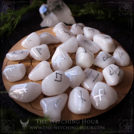Runes artisanales en quartz neige (quartz laiteux)