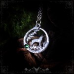 Pendentif loup entouré d'un ouroboros et d'une pierre, bijou païen