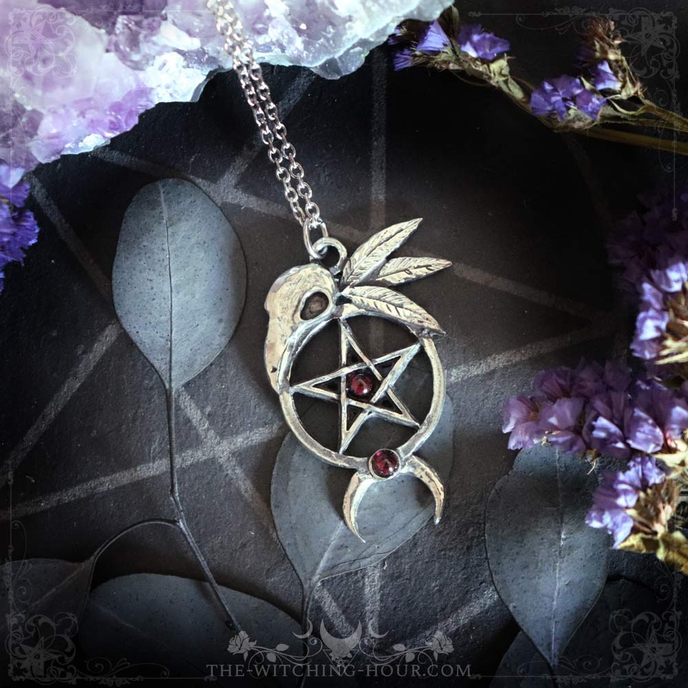 Pendentif pentagramme et crâne de corbeau