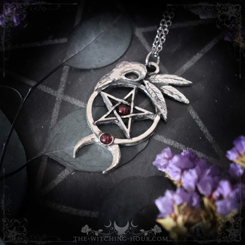 Pendentif pentagramme et crâne de corbeau