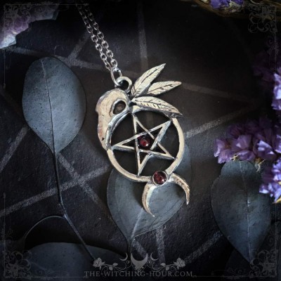 Pendentif pentagramme et crâne de corbeau