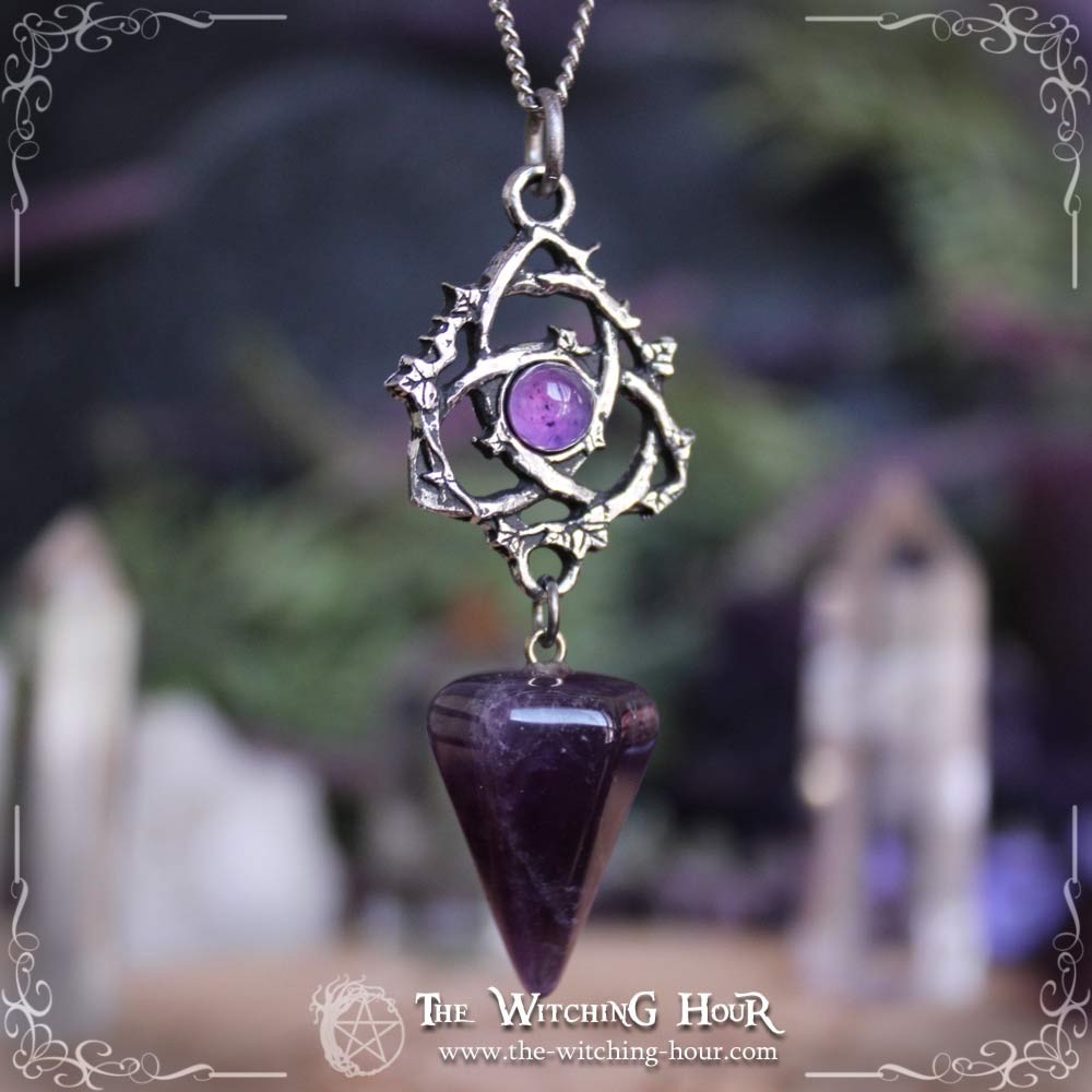 Collier pendule triquetra en améthyste Collier pendule triquetra en améthyste