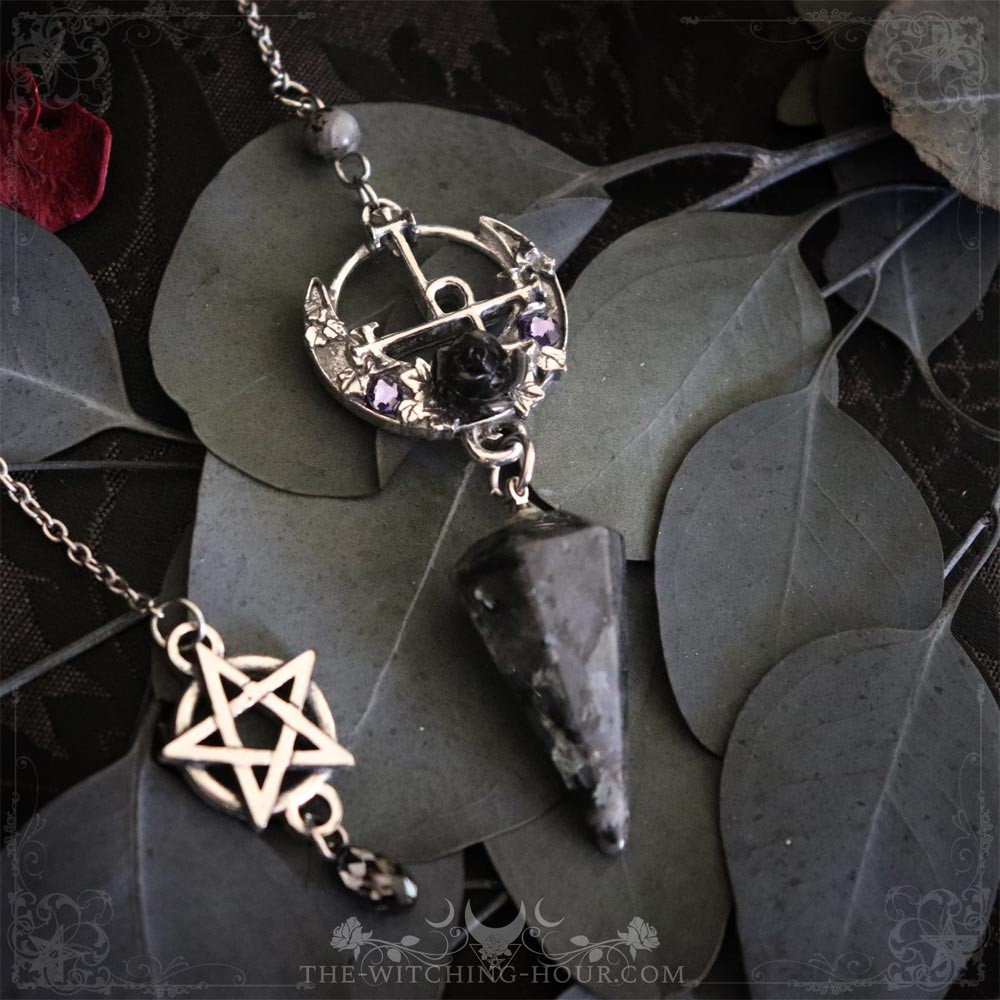 Pendule sigil de Lilith en larvikite Pendule sigil de Lilith en larvikite
