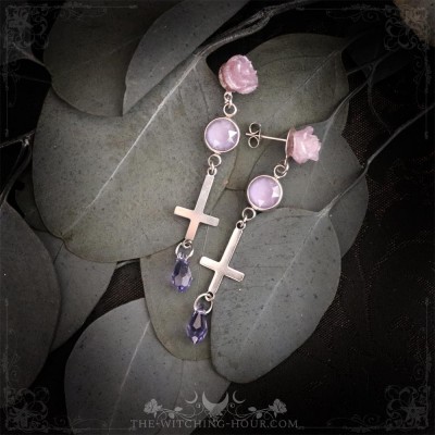 Boucles d'oreilles croix inversées et roses