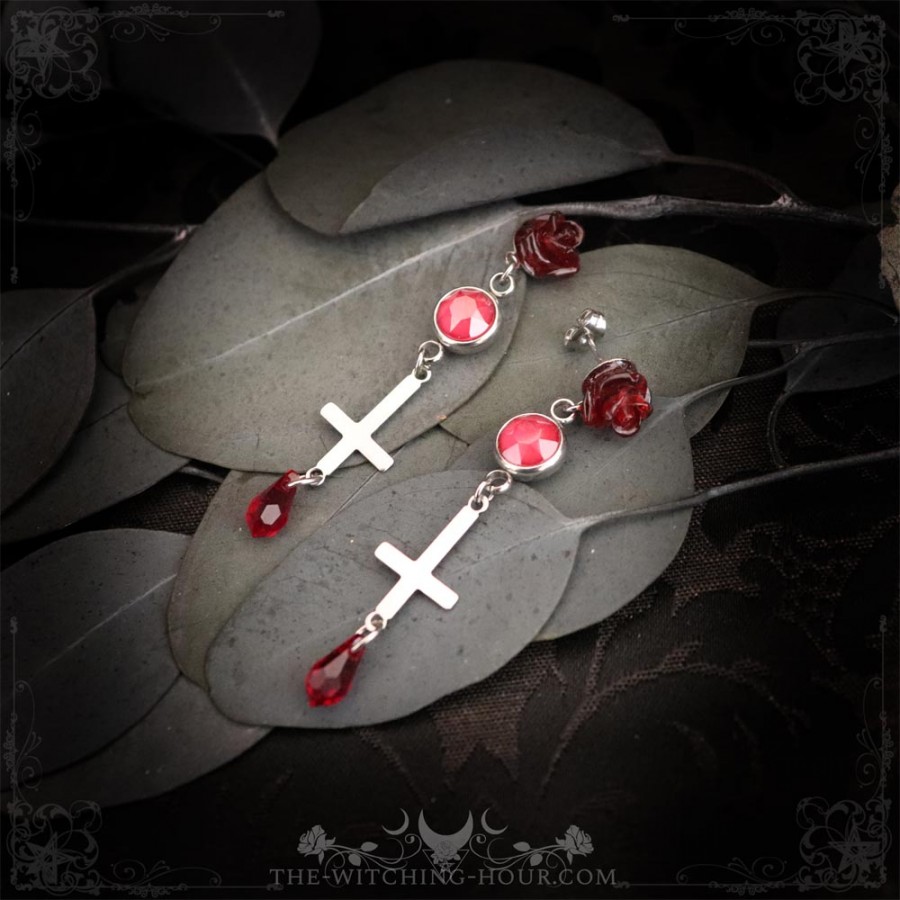 Boucles d'oreilles croix inversées et roses rouges
