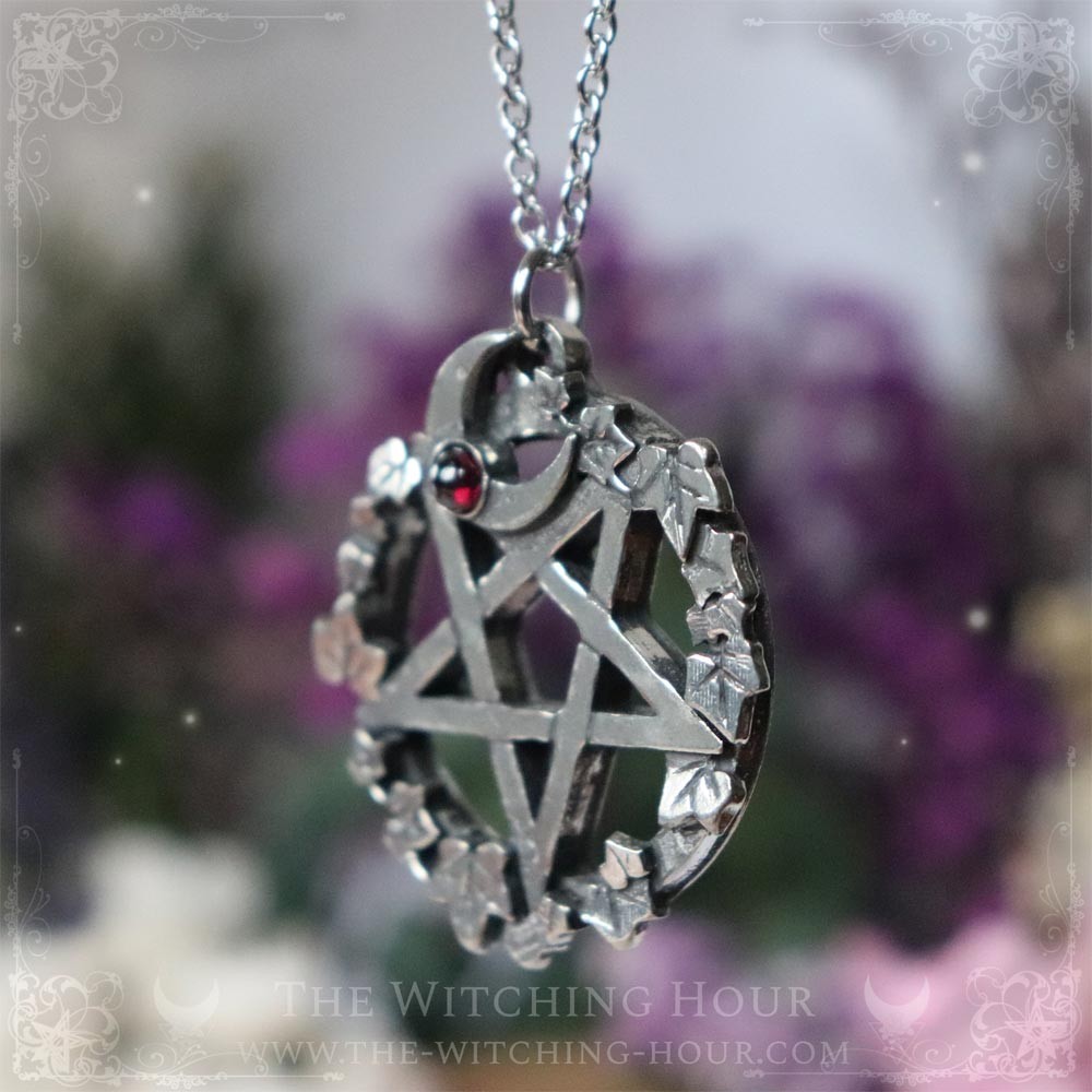 Pendentif pentacle inversé