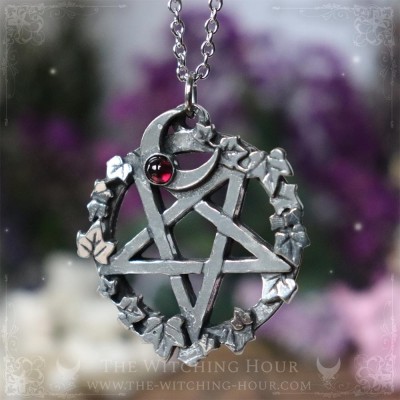 Pendentif pentacle inversé