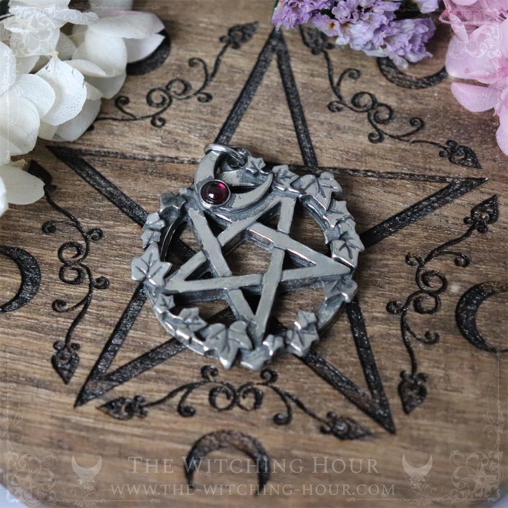 Pendentif pentacle inversé