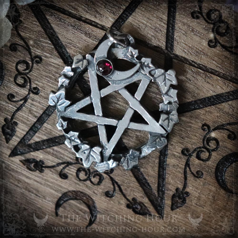 Pendentif pentacle inversé