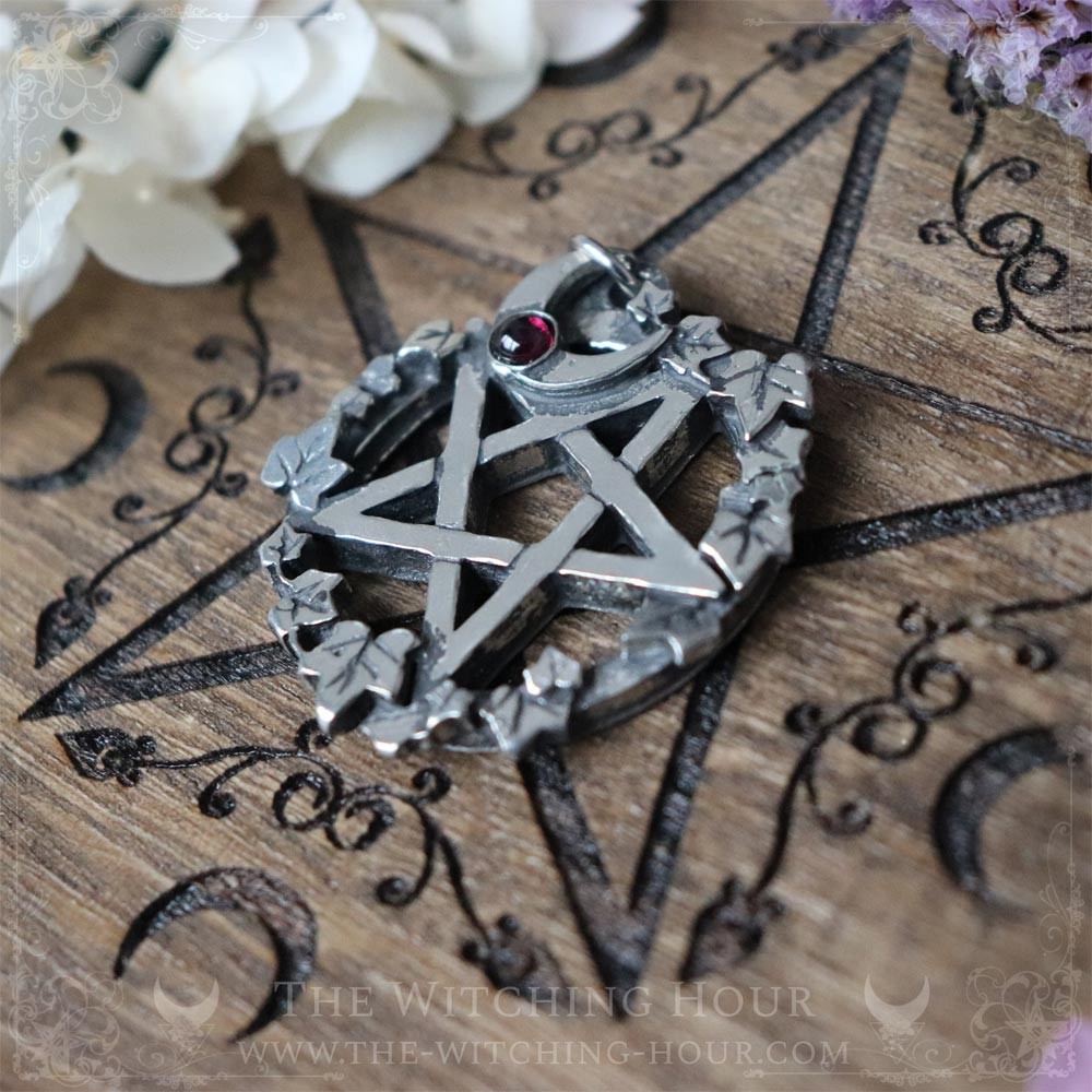 Pendentif pentacle inversé