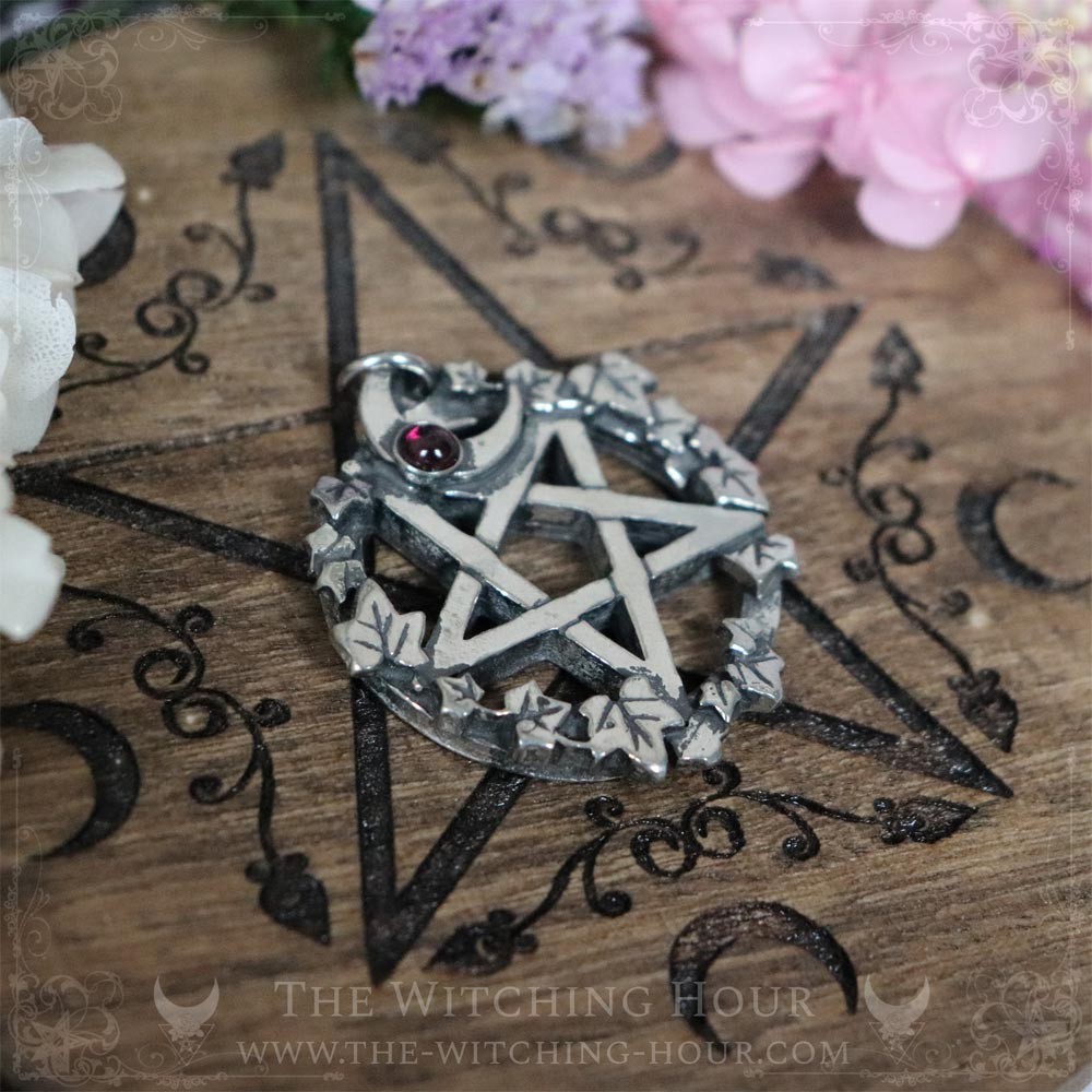 Pendentif pentacle inversé