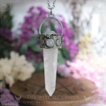 Pendentif avec large pointe de quartz et pierre de lune naturelle