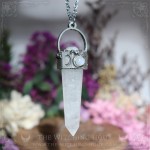 Pendentif avec large pointe de quartz et pierre de lune naturelle