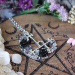 Pendentif sigil de Lilith avec roses, bijou occulte witchy