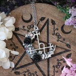 Pendentif sigil de Lilith avec roses, bijou occulte witchy