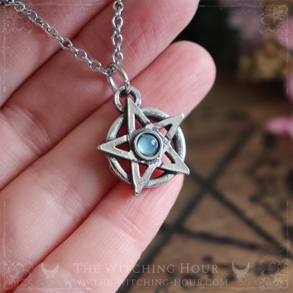 Pentacle necklace with calcedony