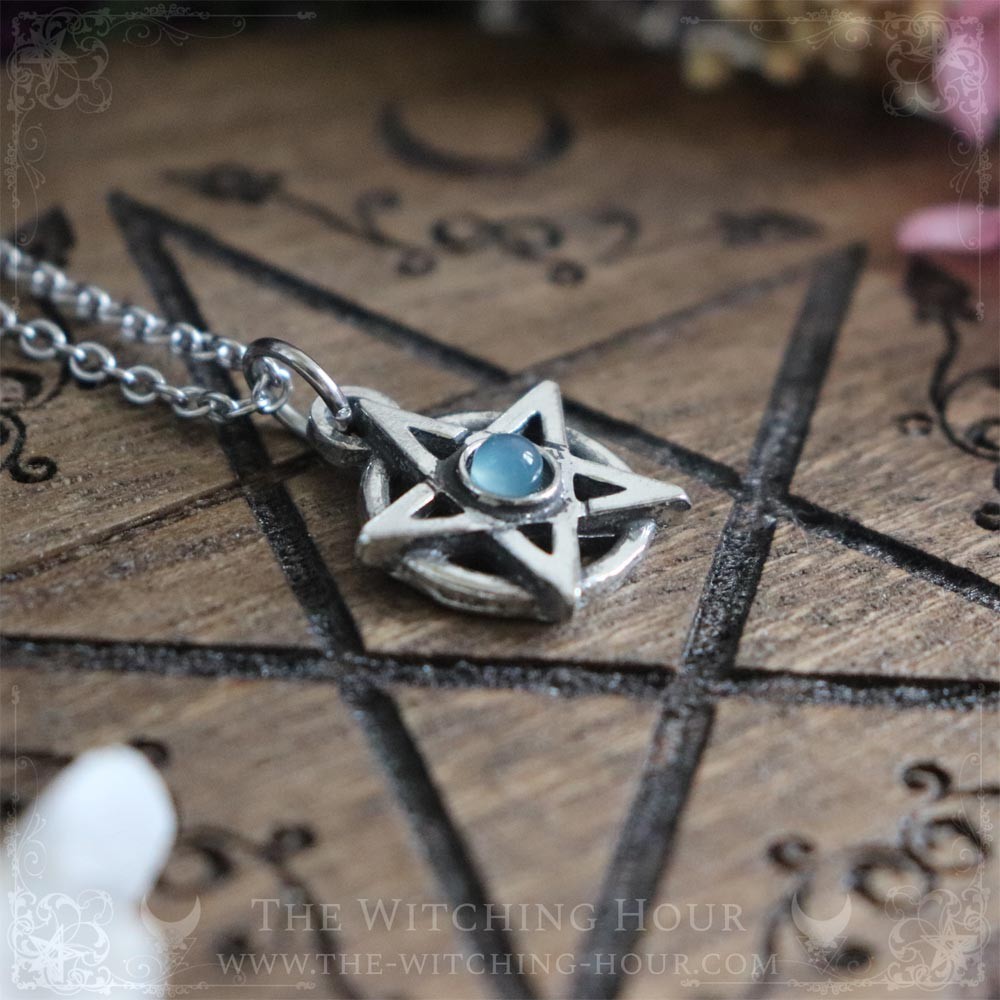 Pentacle necklace with calcedony