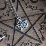 Pentacle necklace with calcedony