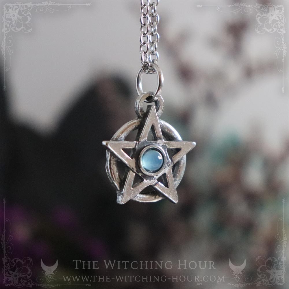 Pentacle necklace with calcedony