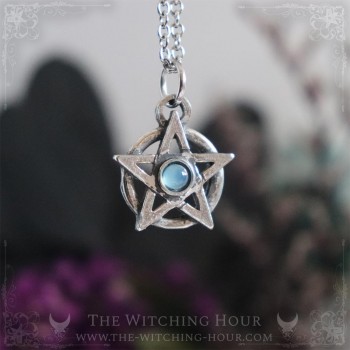 Pentacle necklace with calcedony