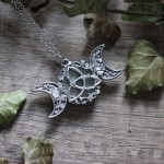 Pendentif triple lune et triquetra elfique entouré de feuilles, avec pierre de lune arc-en-ciel, bijou celtique