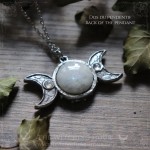 Pendentif triple lune et triquetra elfique entouré de feuilles, avec pierre de lune arc-en-ciel, bijou celtique