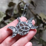 Pendentif triple lune et triquetra elfique entouré de feuilles, avec pierre de lune arc-en-ciel, bijou celtique